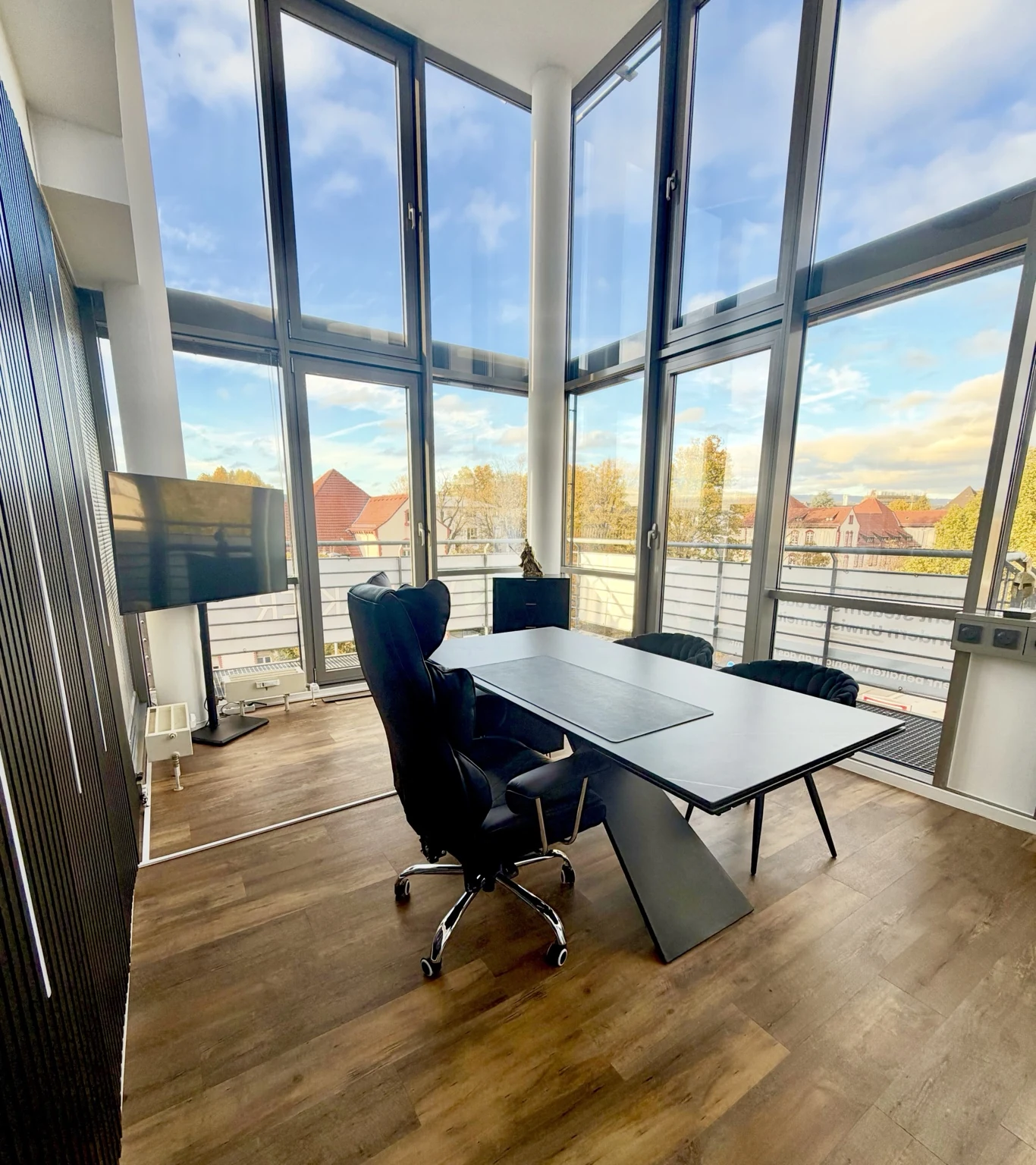 Büro mit Schreibtisch und Panoramafenstern