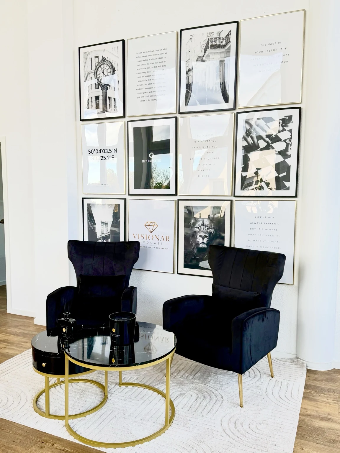 Lounge mit Sesseln und Bilderwand