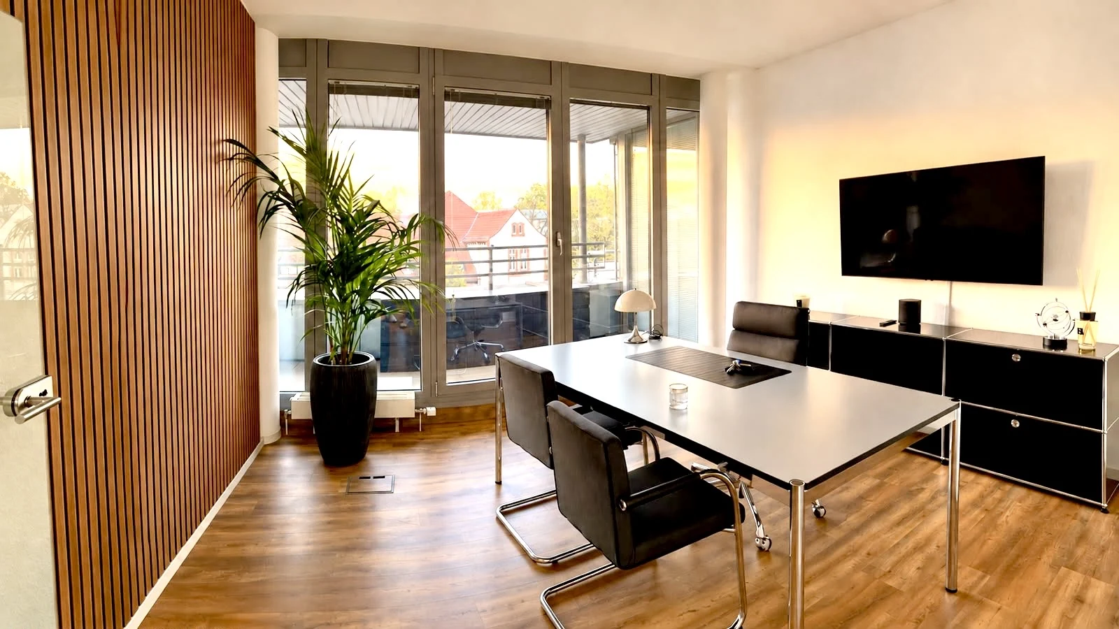 Besprechungszimmer mit Bildschirm