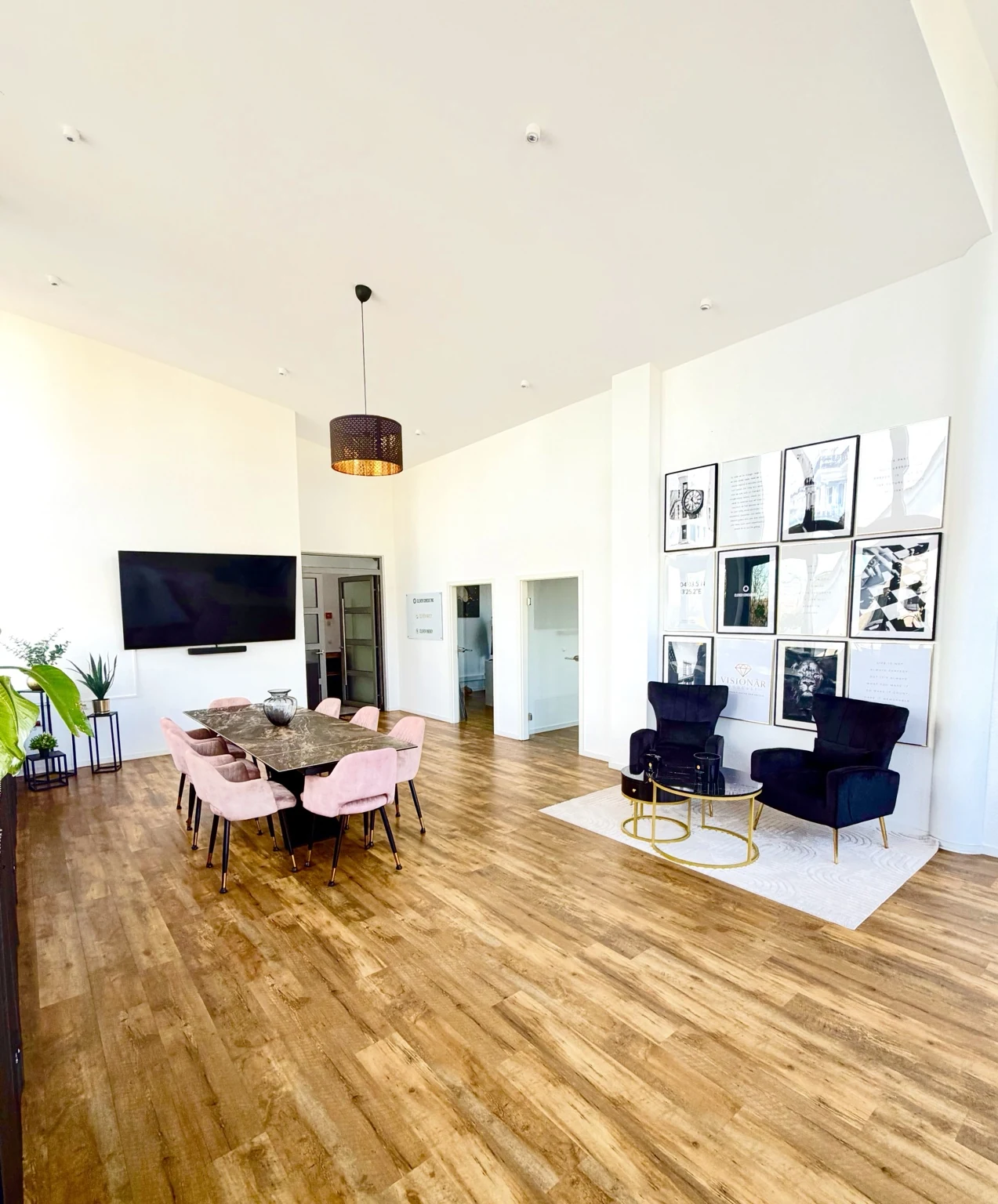 Weiterer Blick in den Besprechungs- und Loungebereich